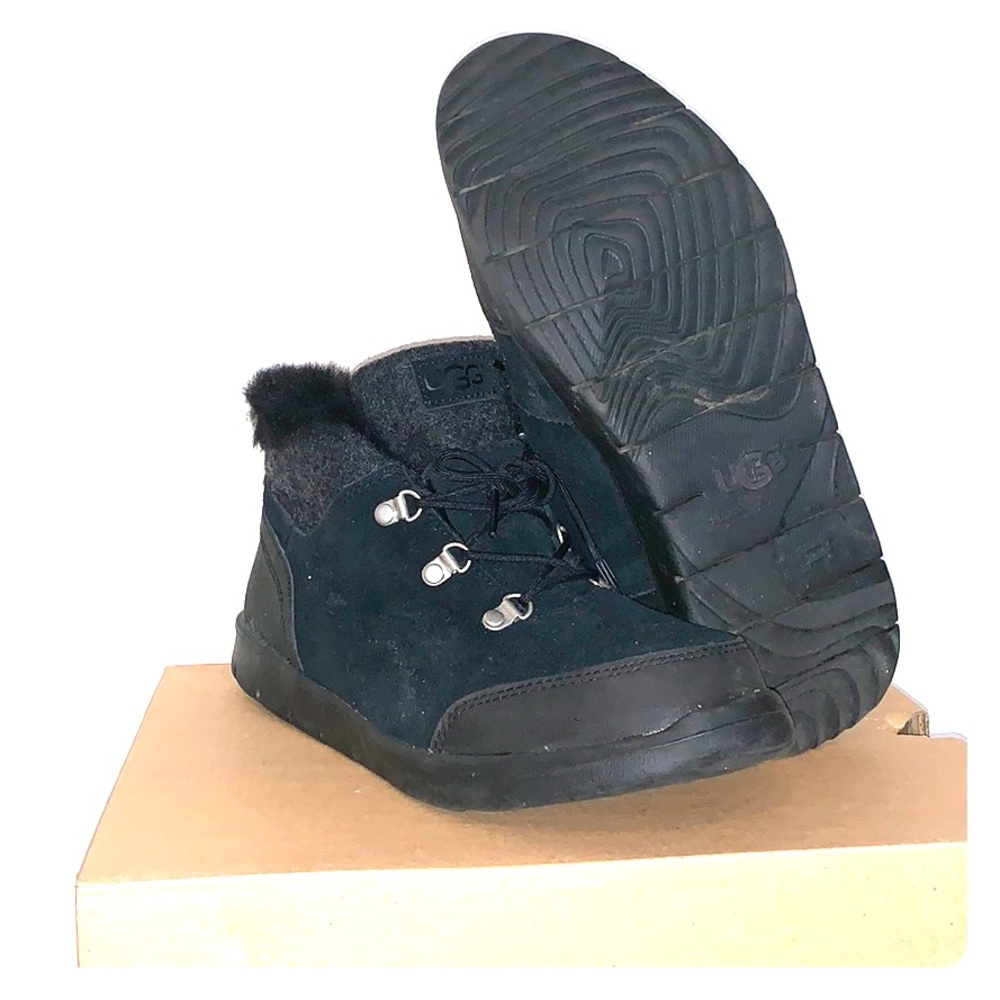 Ugg Obie Boots (like new)
